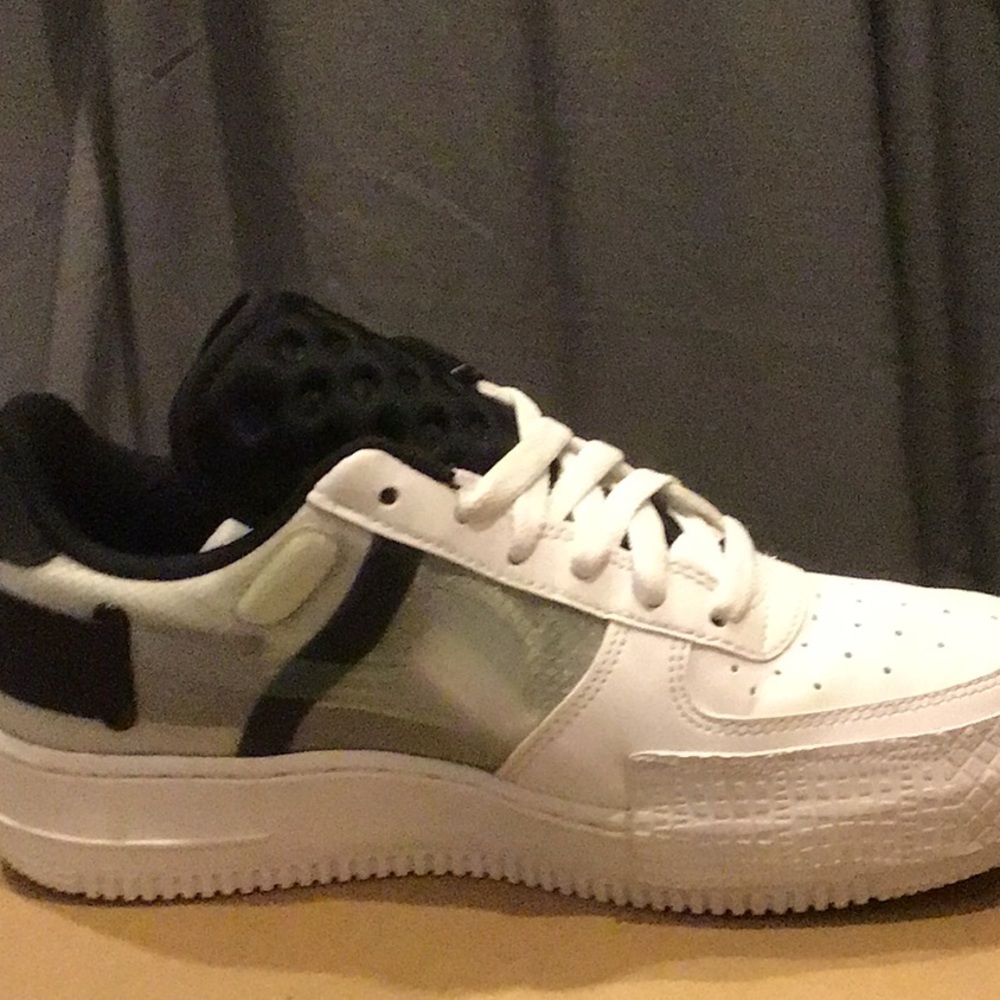 White and black Nike Air Force 1-type ‘volt’